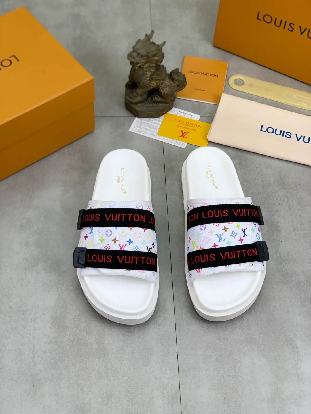 Men's shoes 💰P320💰【New style】🆘 Original quality 【LOUIS VUITTON】The popular Louis Vuitton LV men's slippers on the official website are on sale simultaneously! Original fabric imported from Italy, original factory special supply, code number: 38-44 (45 customized), many colors available